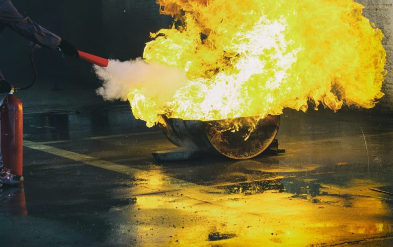 Extincteur qui éteint un feu
